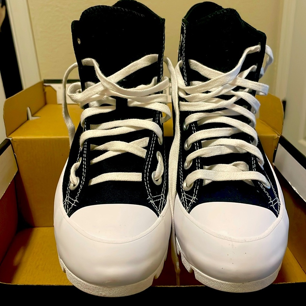 New in Box Women sz 9 Converse w/comfort cushioning!